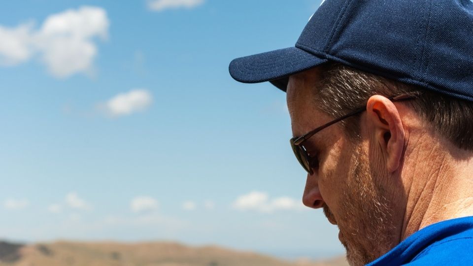 a man considers how heroin withdrawal symptoms come in stages.